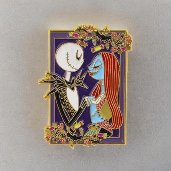 Fantasy Pin - Jack Skellington & Sally Love Embrace Nightmare Before Christmas - Picture 3 of 4